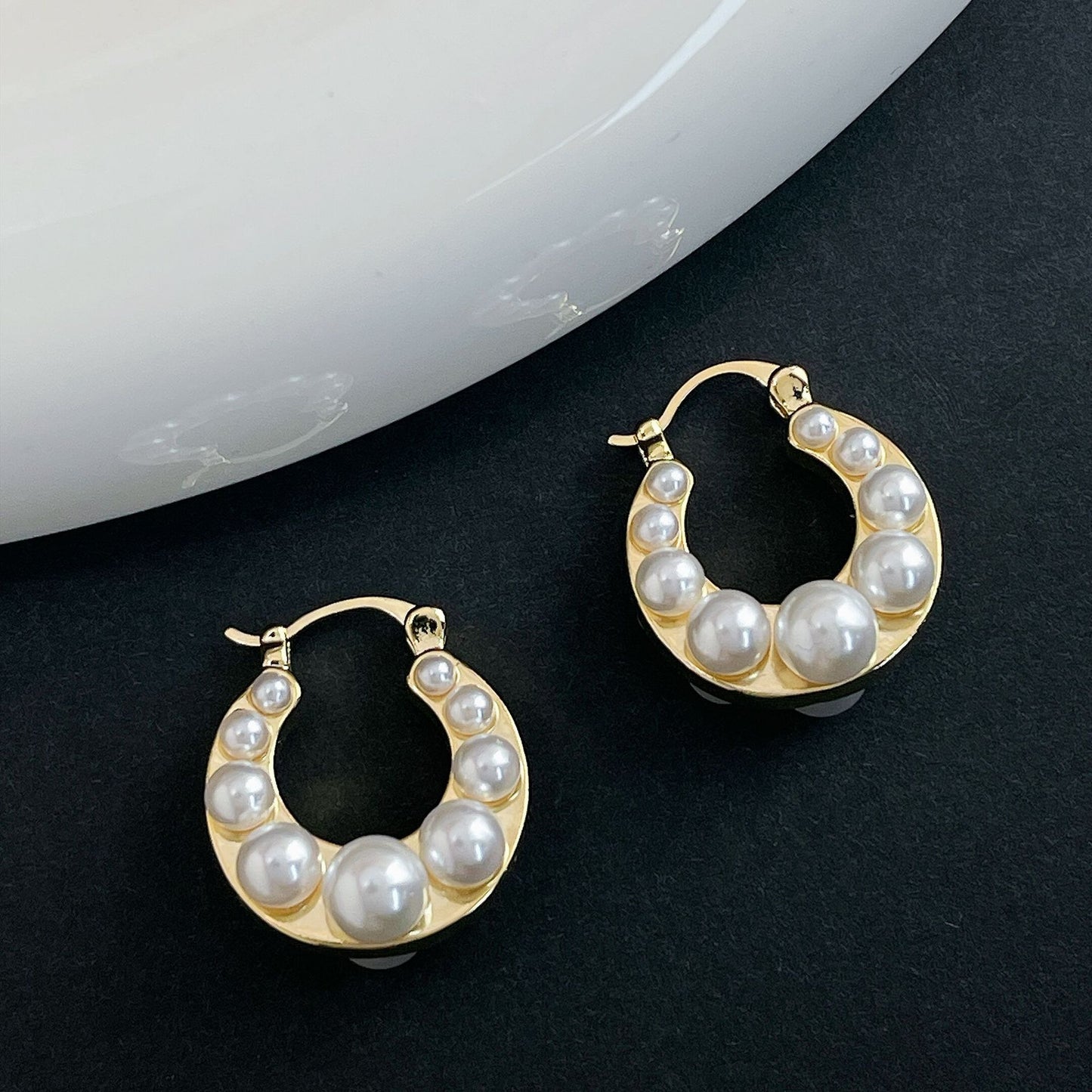 French minimalist and niche design, ear buckle temperament, light luxury, high-end sense, fashionable and versatile earrings and